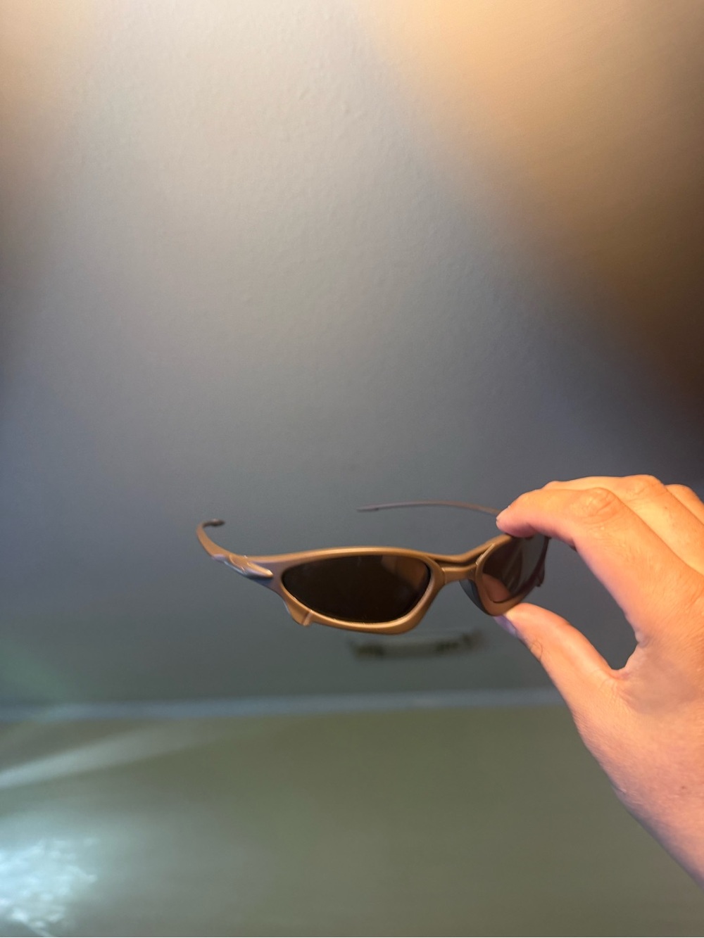 Sporty Bronze Frame Sunglasses with Dark Lenses Oakley Oakleys